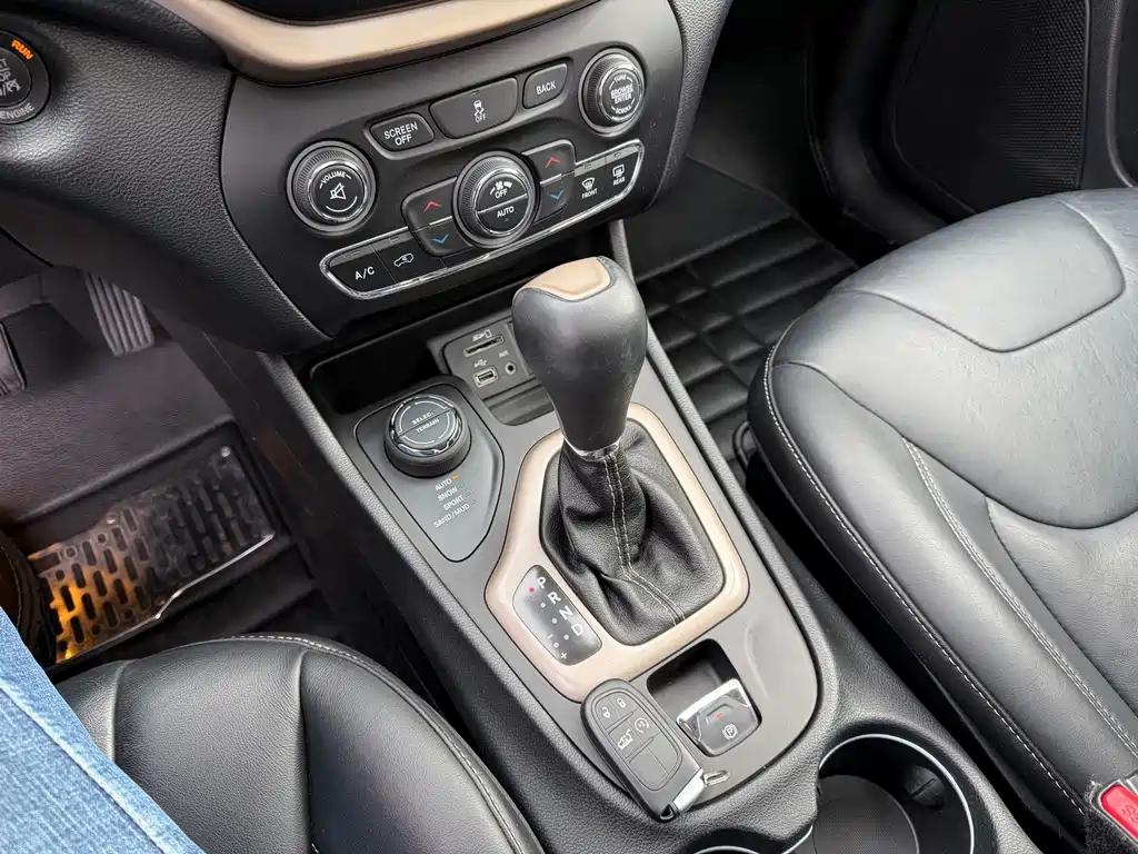 Jeep Cherokee (Import) 2.4L Elite Edition, фото 34