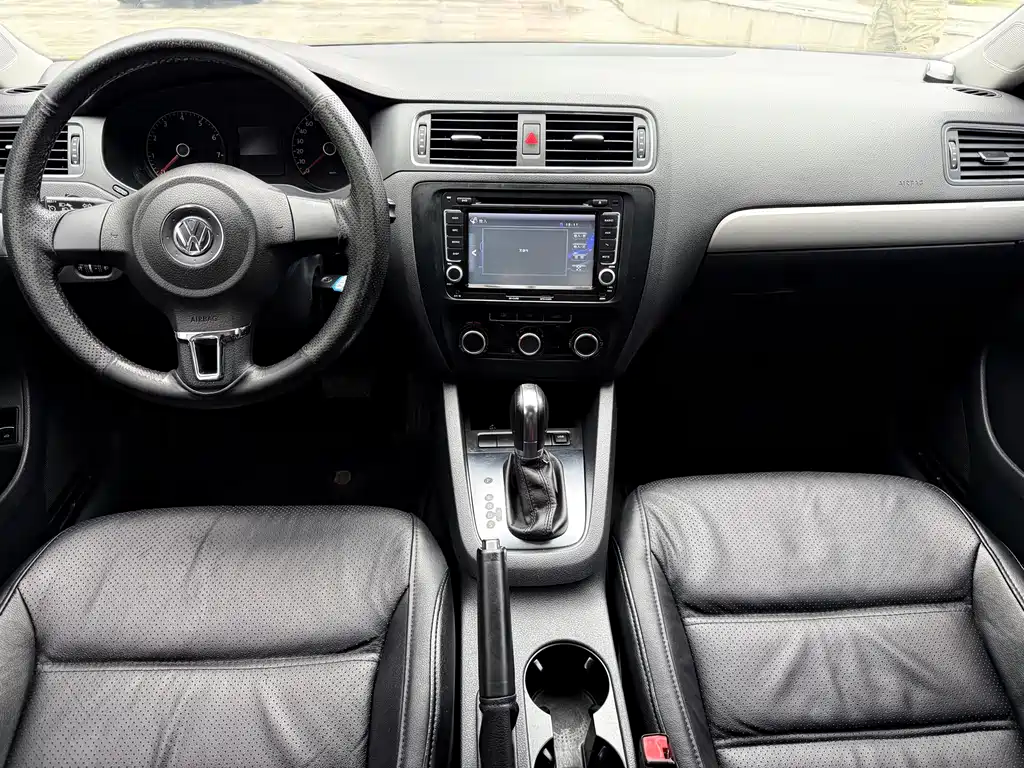 Volkswagen Sagitar 2012 1.6L AT Comfort
