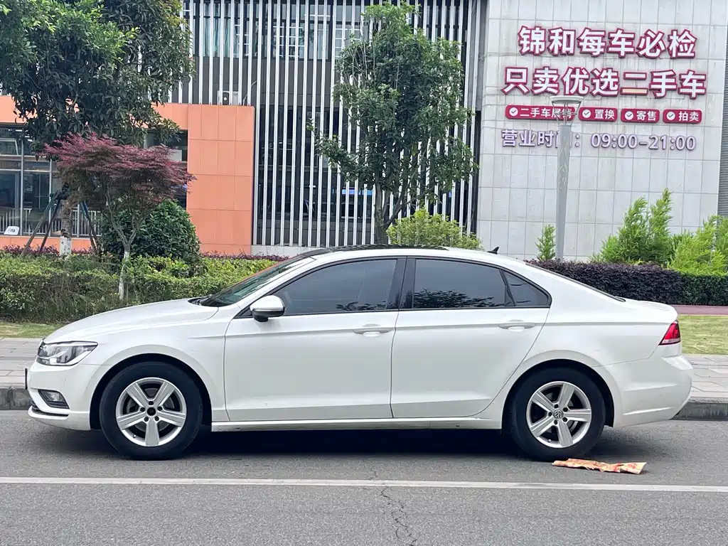 Volkswagen Lamando 2015 230TSI MT