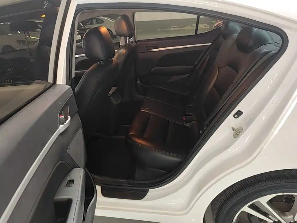Hyundai Elantra — миниатюра 17