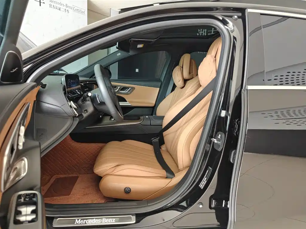 Mercedes-Benz E-Class — миниатюра 12