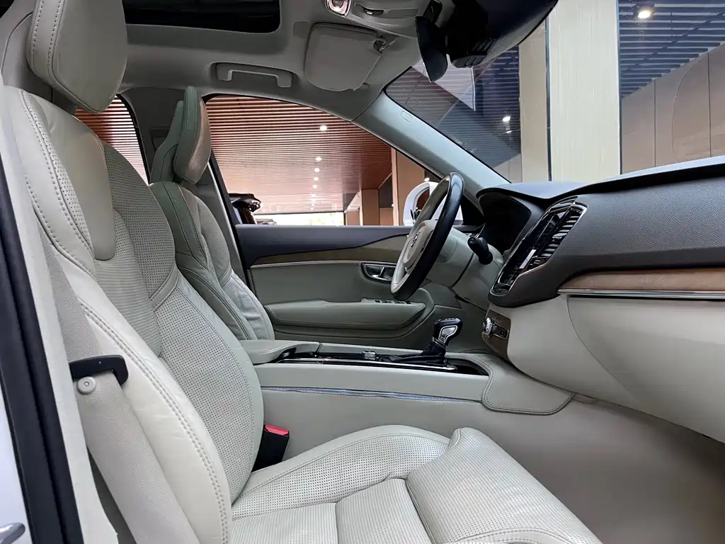 Volvo XC90 2015 T6 7 мест