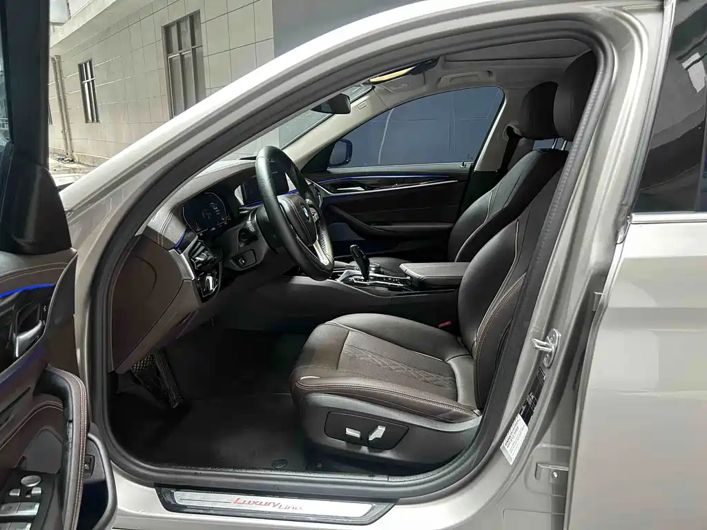 BMW 5 Series — миниатюра 11