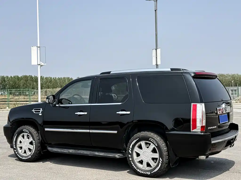 Cadillac Escalade — миниатюра 7