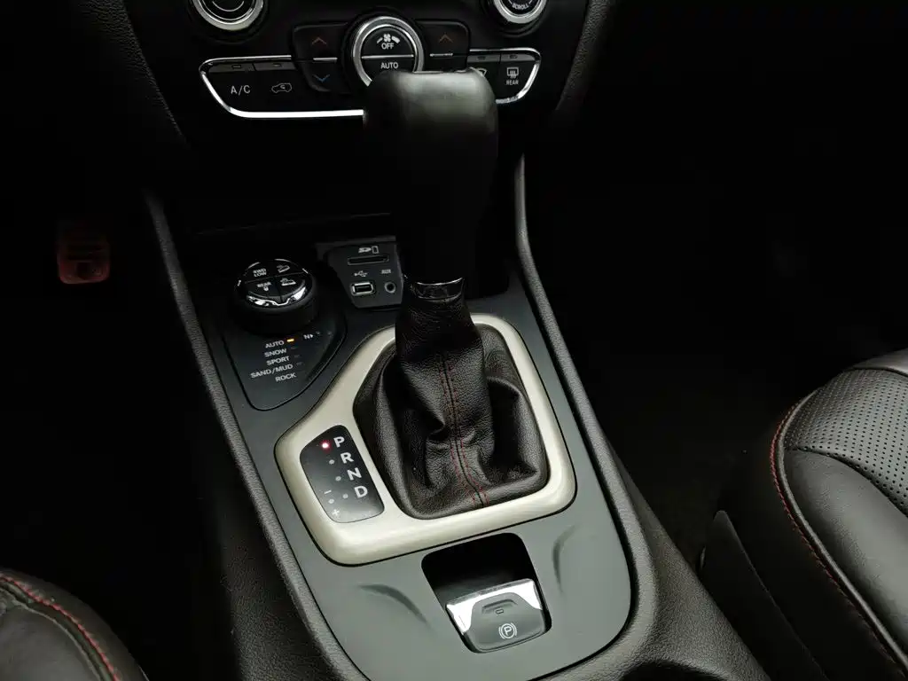 Jeep Cherokee (Import) — миниатюра 13