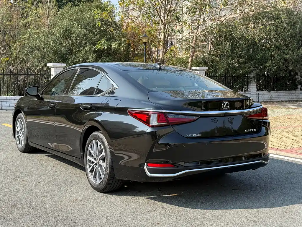 Lexus ES 2021 260