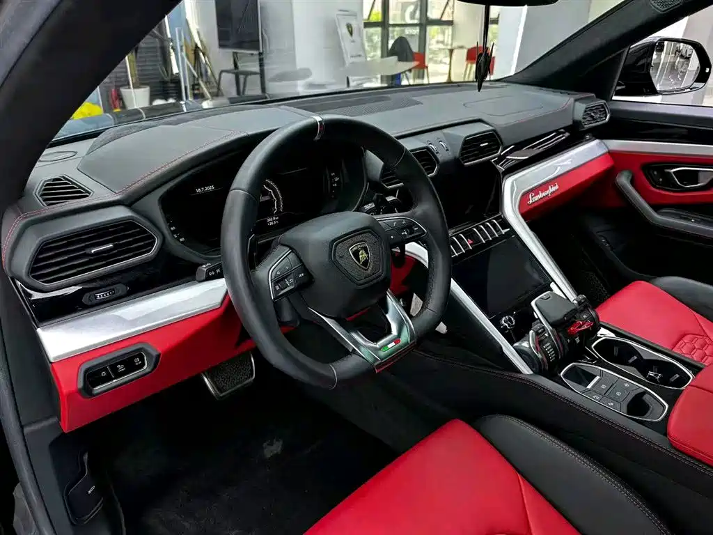 LAMBORGHINI URUS