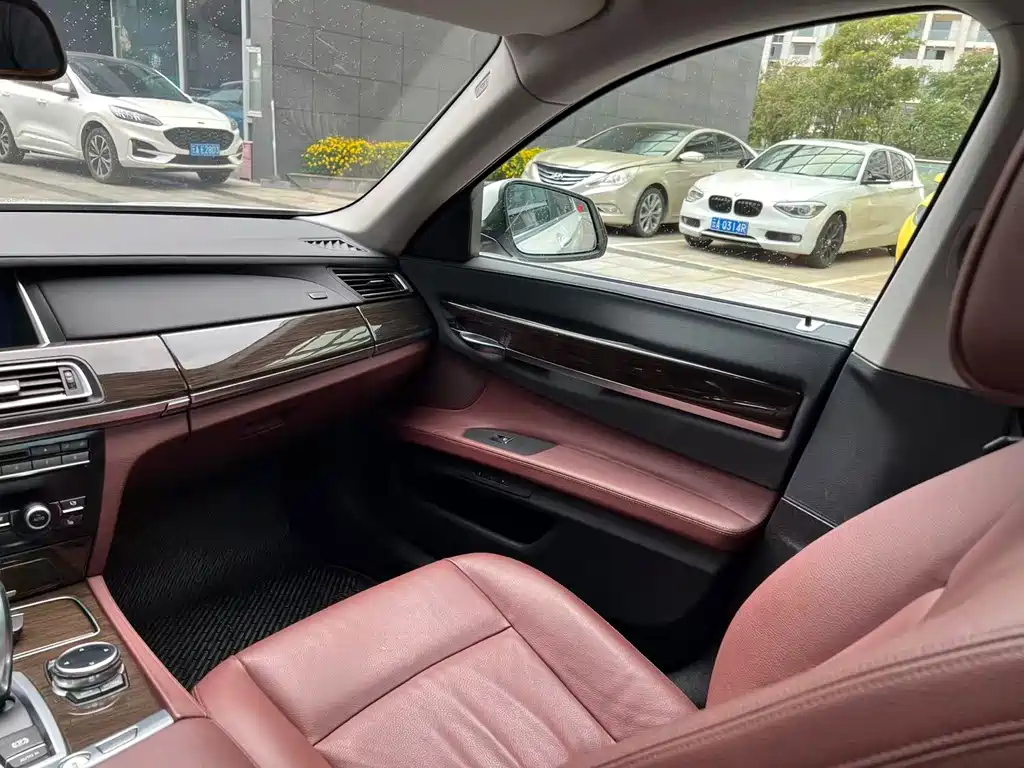 BMW 7 Series — миниатюра 15