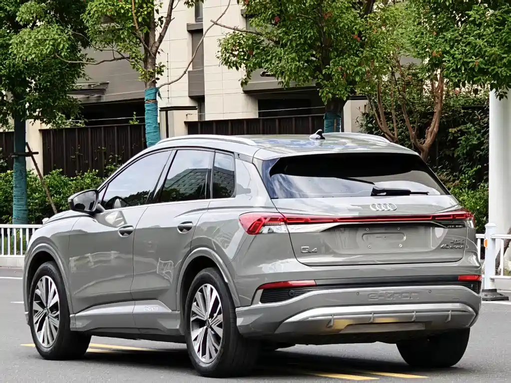 Audi Q4 e-tron 2022 — фото 10