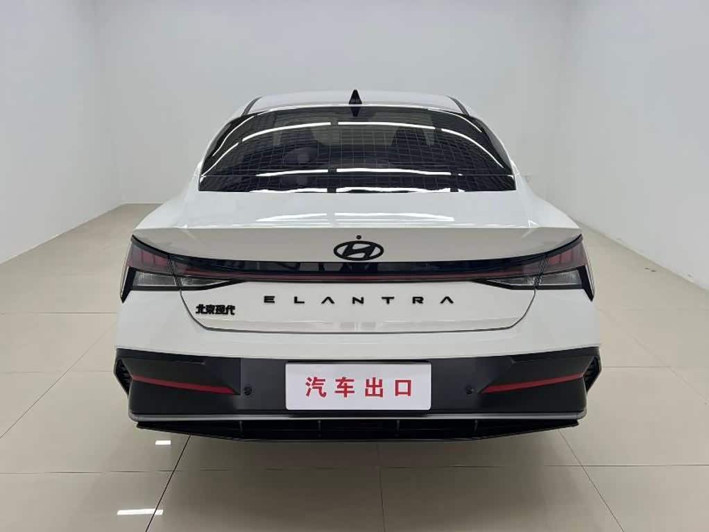 Hyundai Elantra 1.5 л 2023 г. Белый, пробег 21000 км