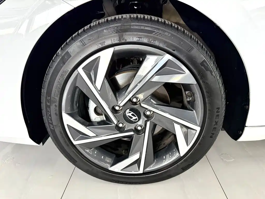 Hyundai Elantra — миниатюра 10