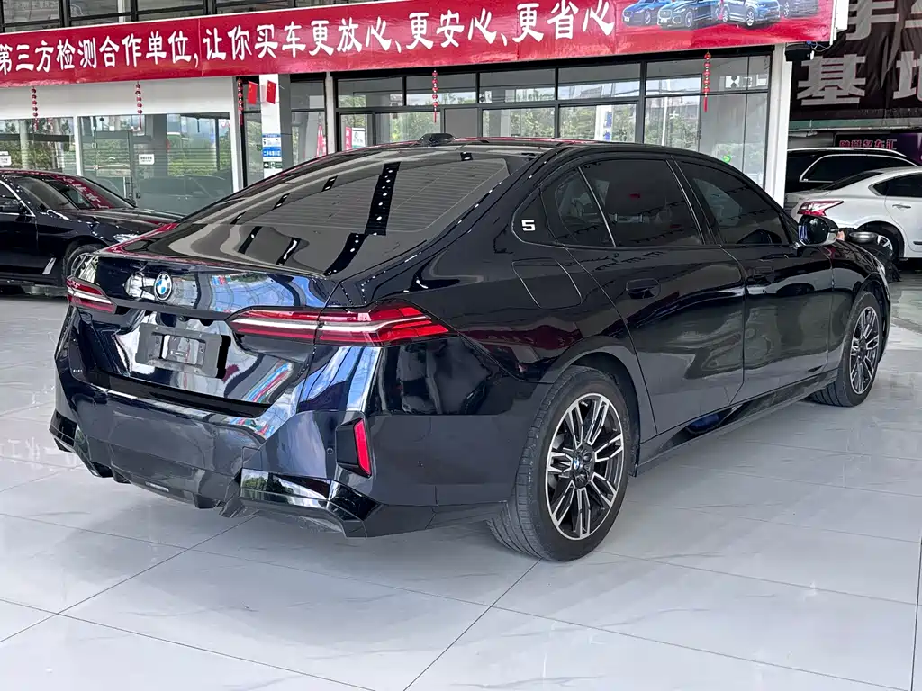 BMW 5 Series — миниатюра 7