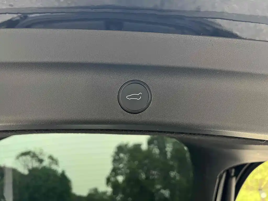 Tesla Model Y — миниатюра 18