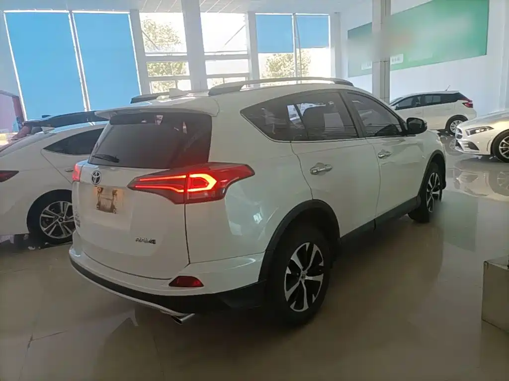 Toyota RAV4 — миниатюра 7