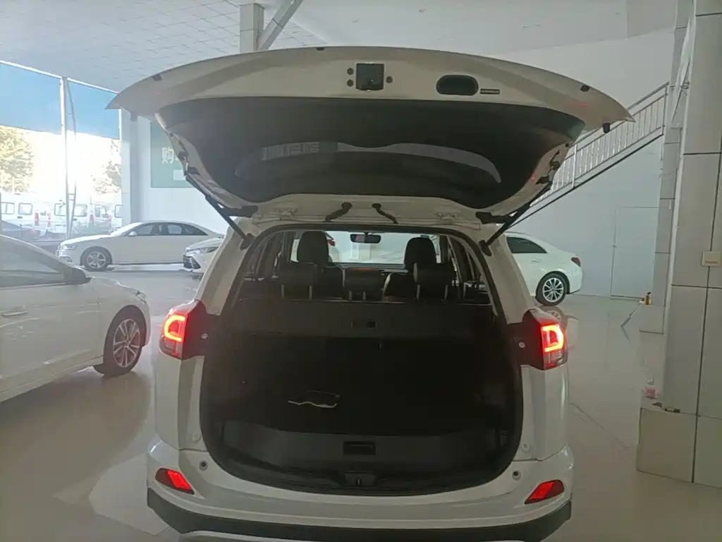 Toyota RAV4 — миниатюра 19