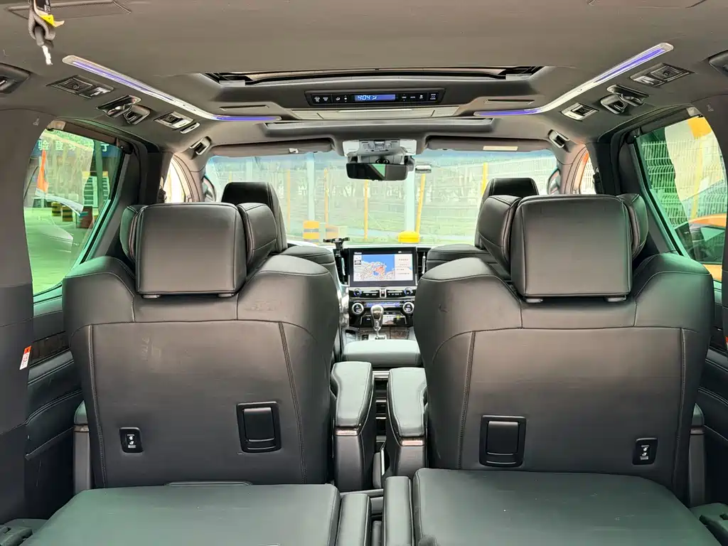 Toyota Alphard — миниатюра 21