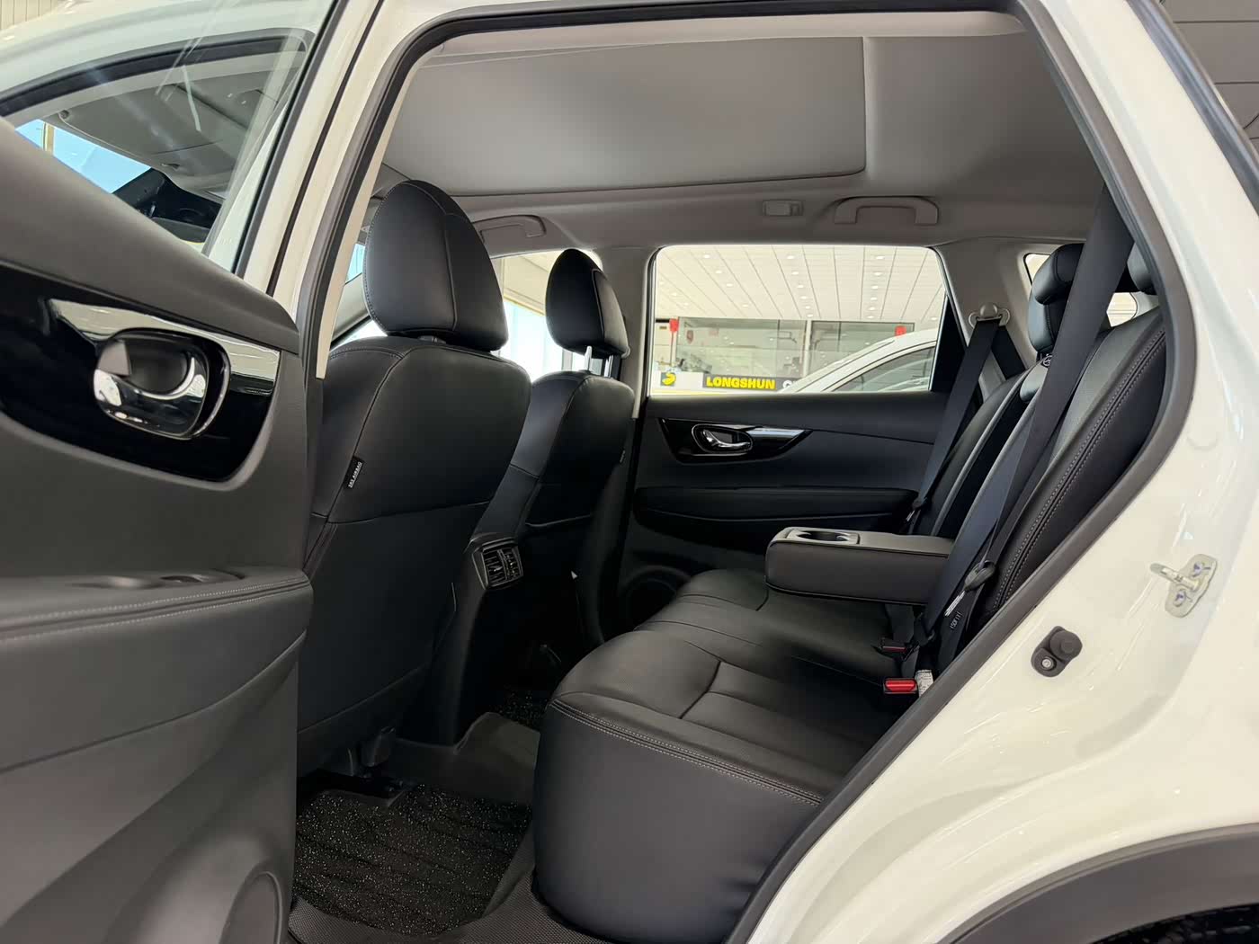 Nissan X-Trail 2.0 л 2024 г. Белый, пробег 6000 км