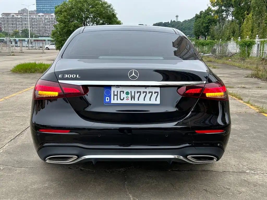 Mercedes-Benz E-Class — миниатюра 11