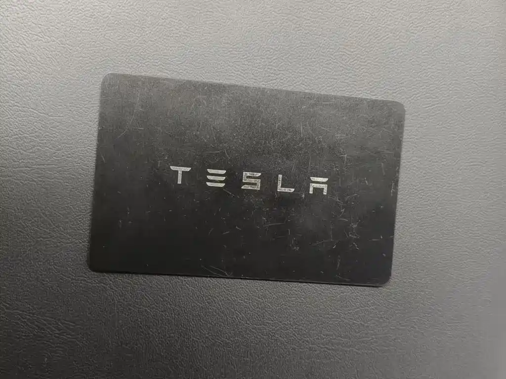 Tesla Model Y — миниатюра 9