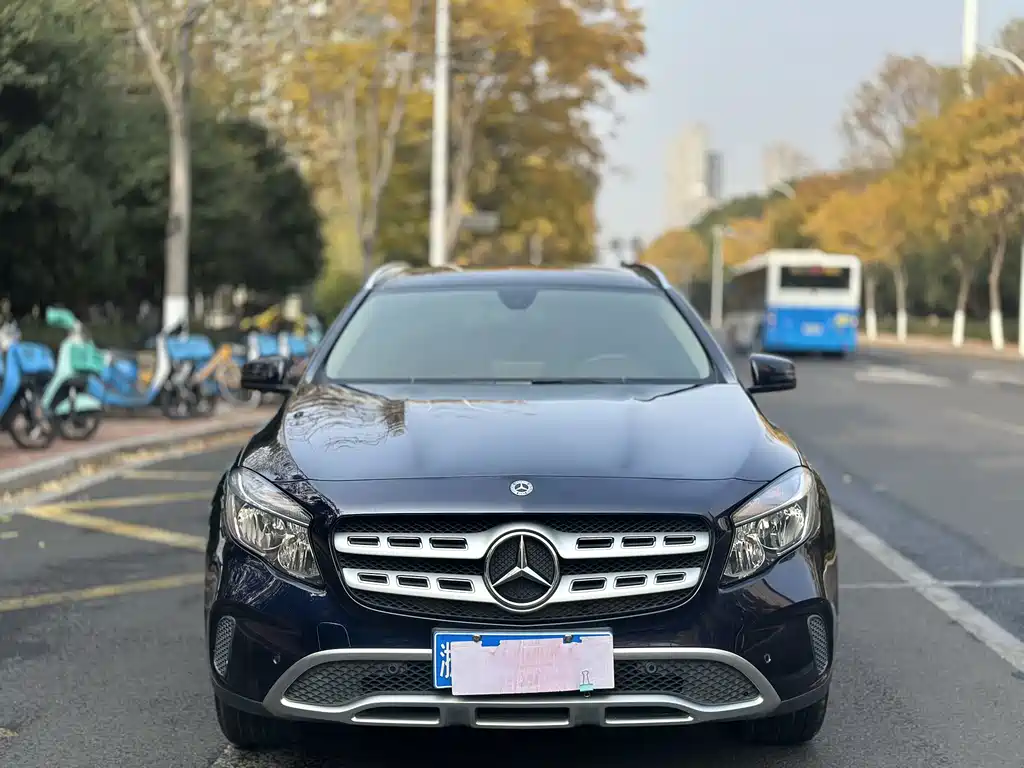 MERCEDES-BENZ GLA