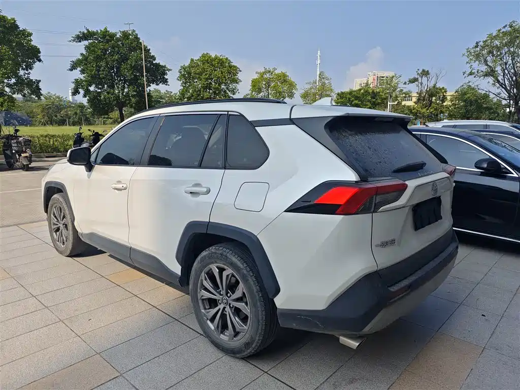 Toyota RAV4 — миниатюра 4