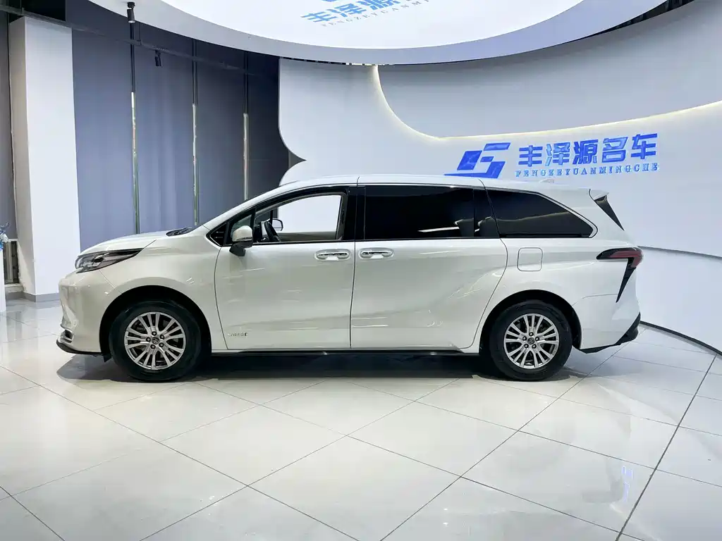 Toyota Sienna — миниатюра 2