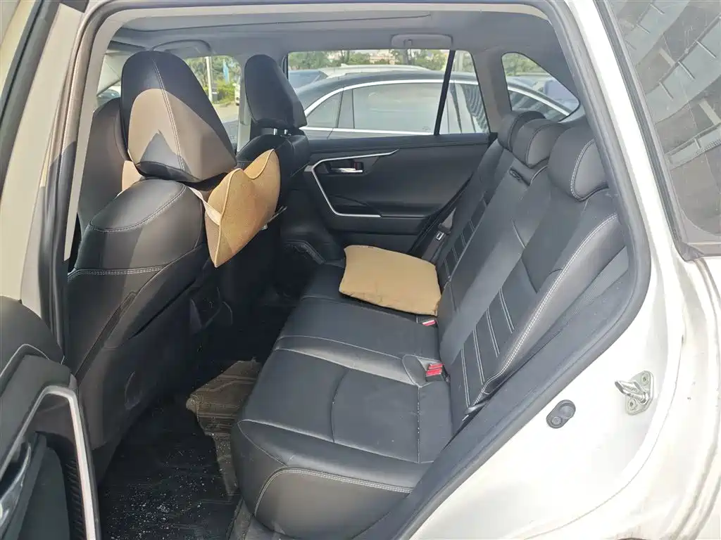 Toyota RAV4 — миниатюра 8