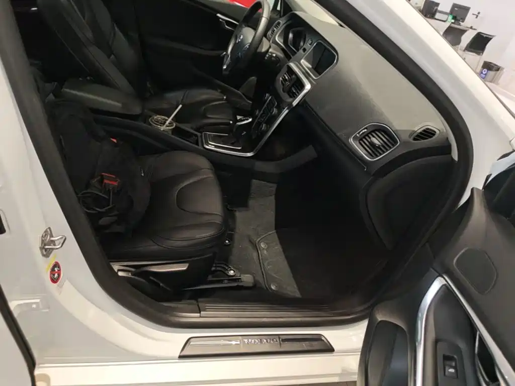 Volvo V40 — миниатюра 9