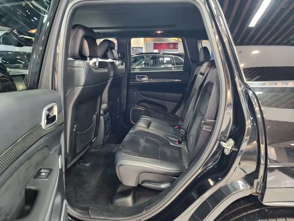 Jeep Grand Cherokee SRT — миниатюра 9