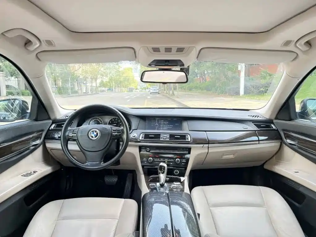 BMW 7 Series — миниатюра 7