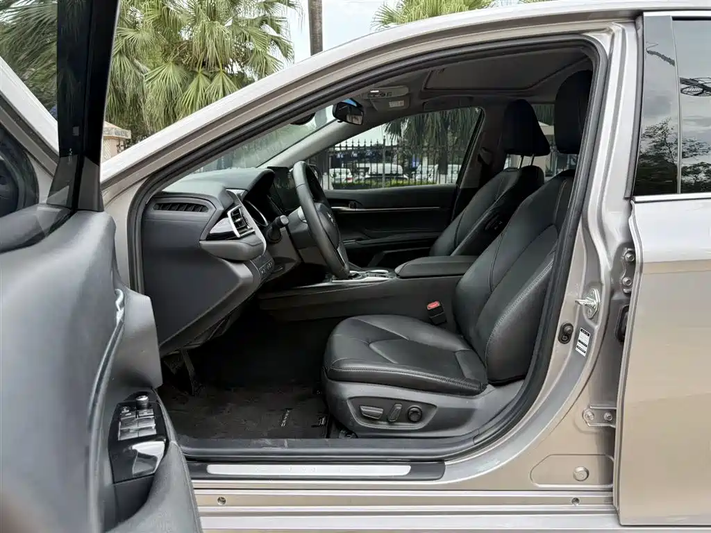 Toyota Camry 2023 2.0G Luxury