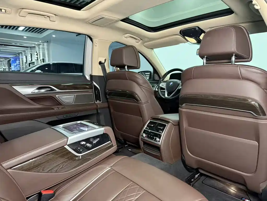BMW 7 Series — миниатюра 14