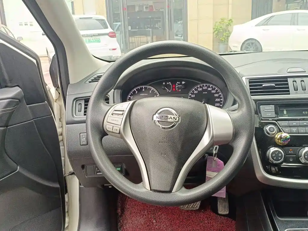 Nissan Tiida — миниатюра 3