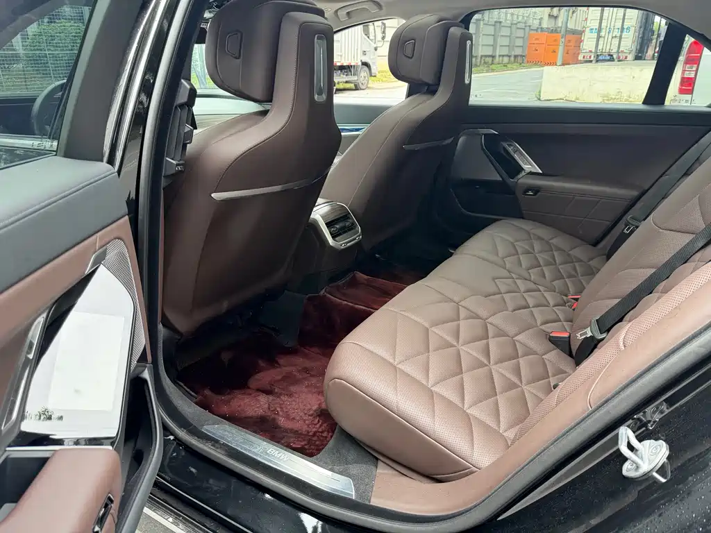 BMW 7 Series — миниатюра 8