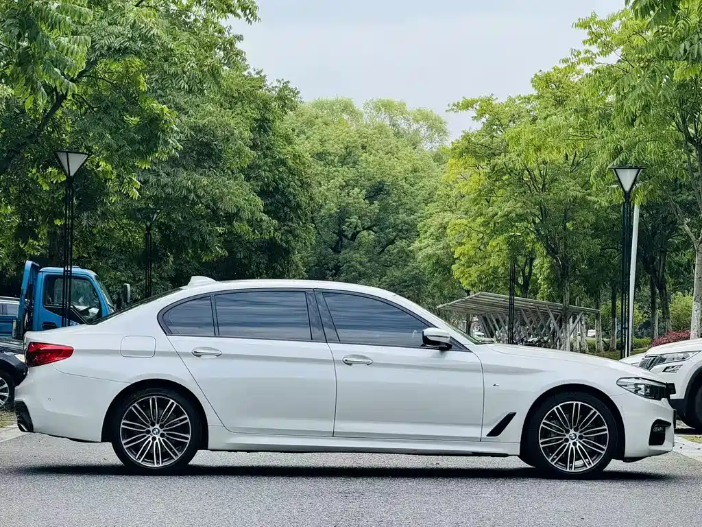 BMW 5 Series — миниатюра 7