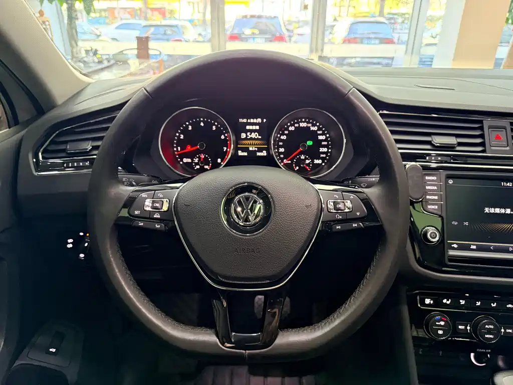 Volkswagen Tiguan L — миниатюра 16