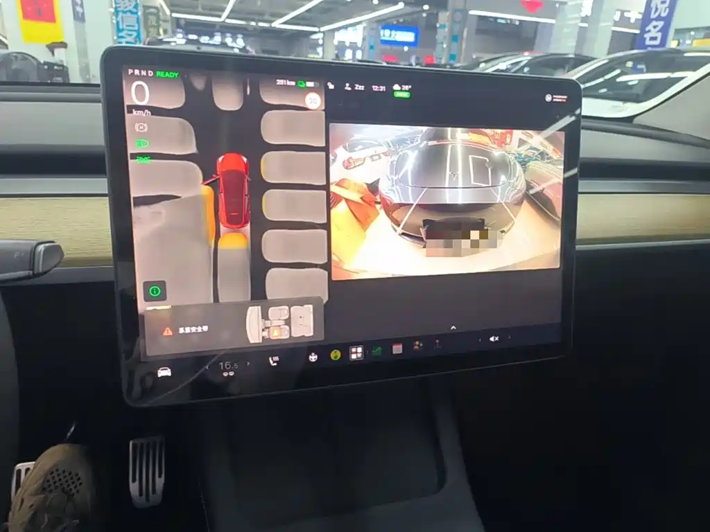 Tesla Model Y — миниатюра 13