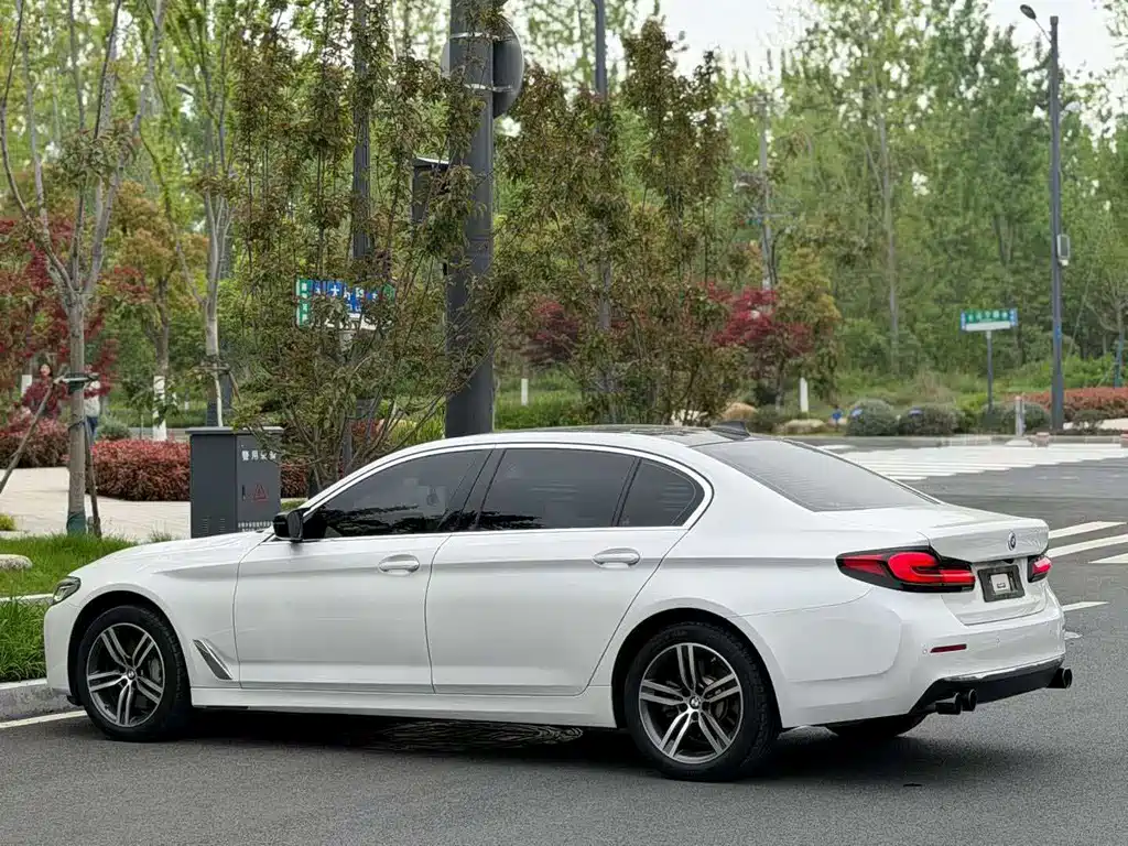 BMW 5 Series — миниатюра 7