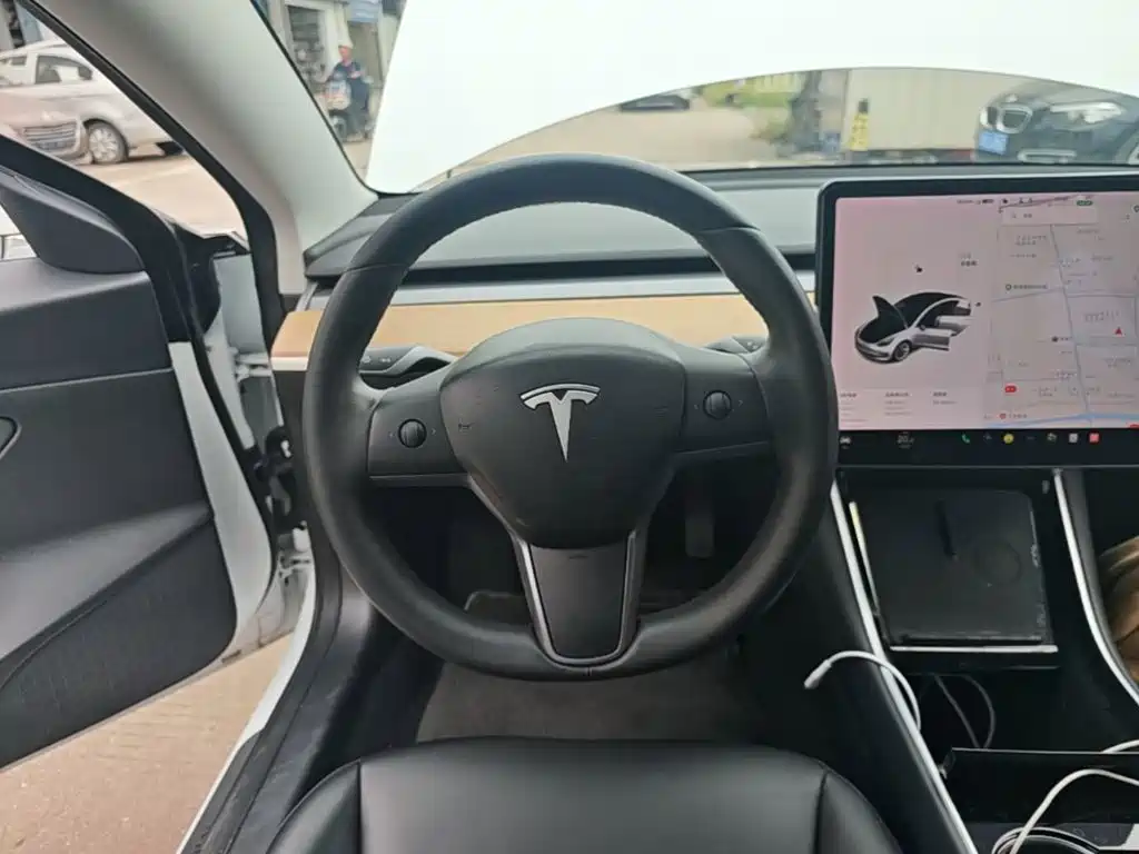 Tesla Model 3 — миниатюра 11