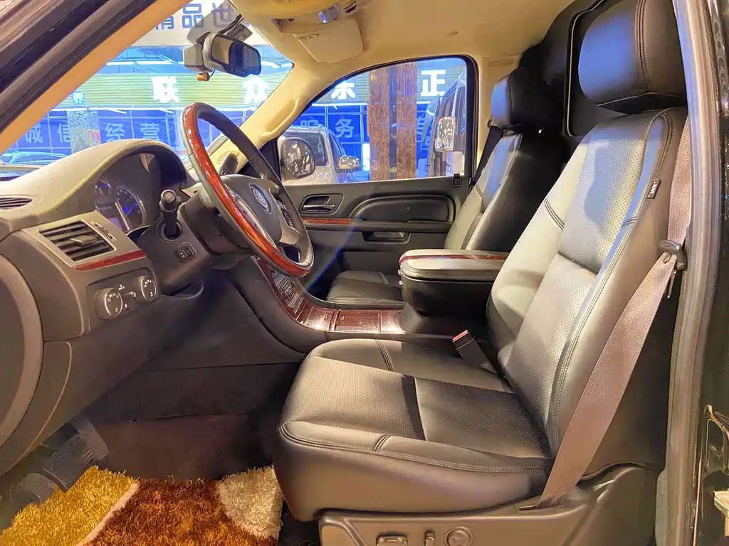 Cadillac Escalade — миниатюра 14