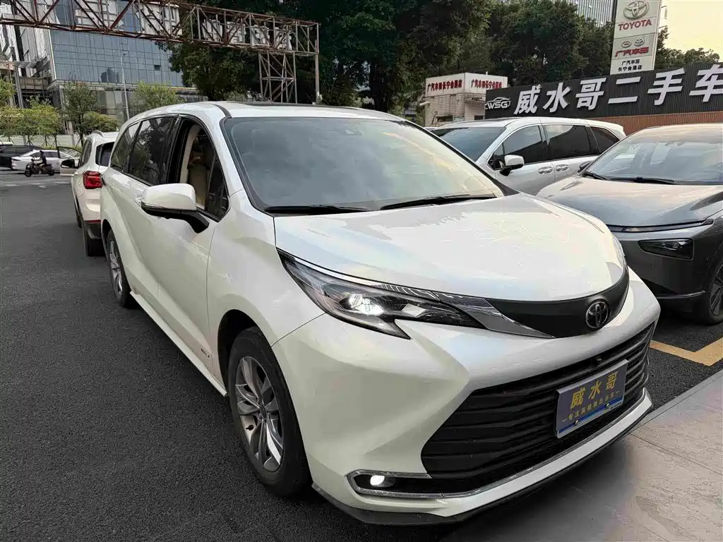 Toyota Sienna — миниатюра 3