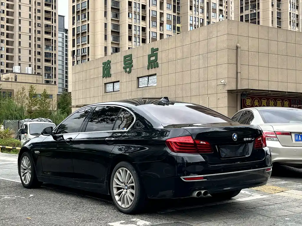 BMW 5 Series — миниатюра 12
