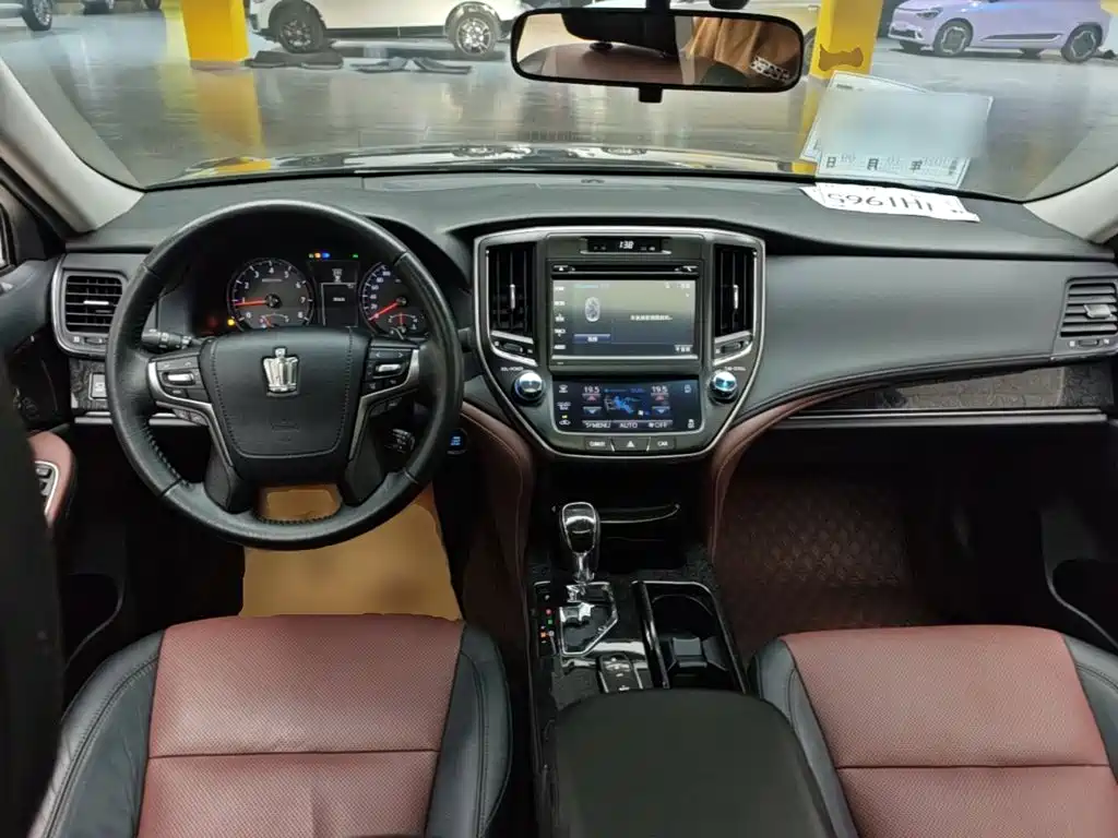 Toyota Crown — миниатюра 10