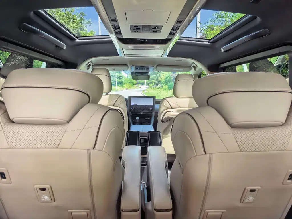 Toyota Alphard — миниатюра 9