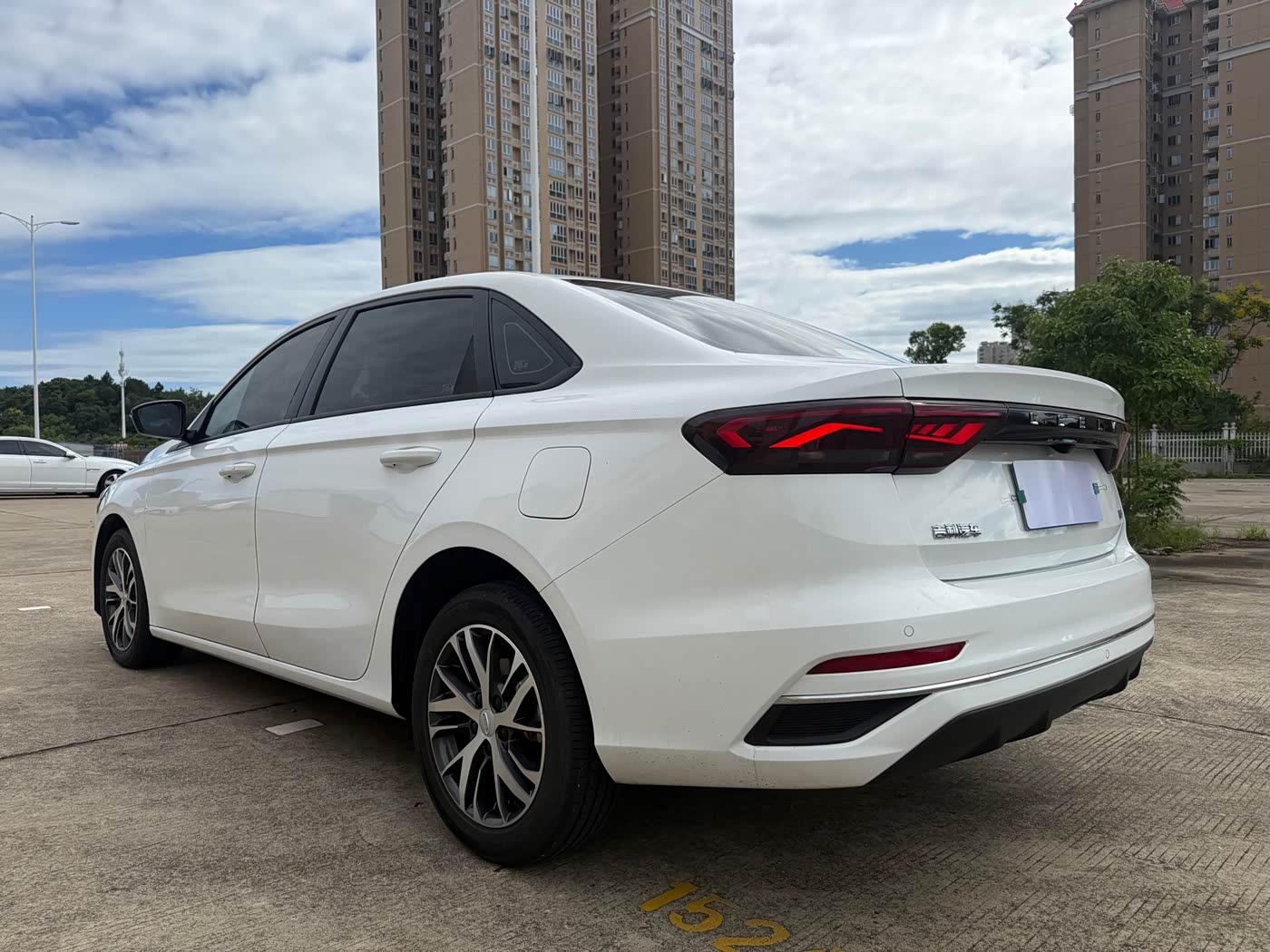 Geely Emgrand 1.5 л 2022 г. Белый, пробег 15000 км