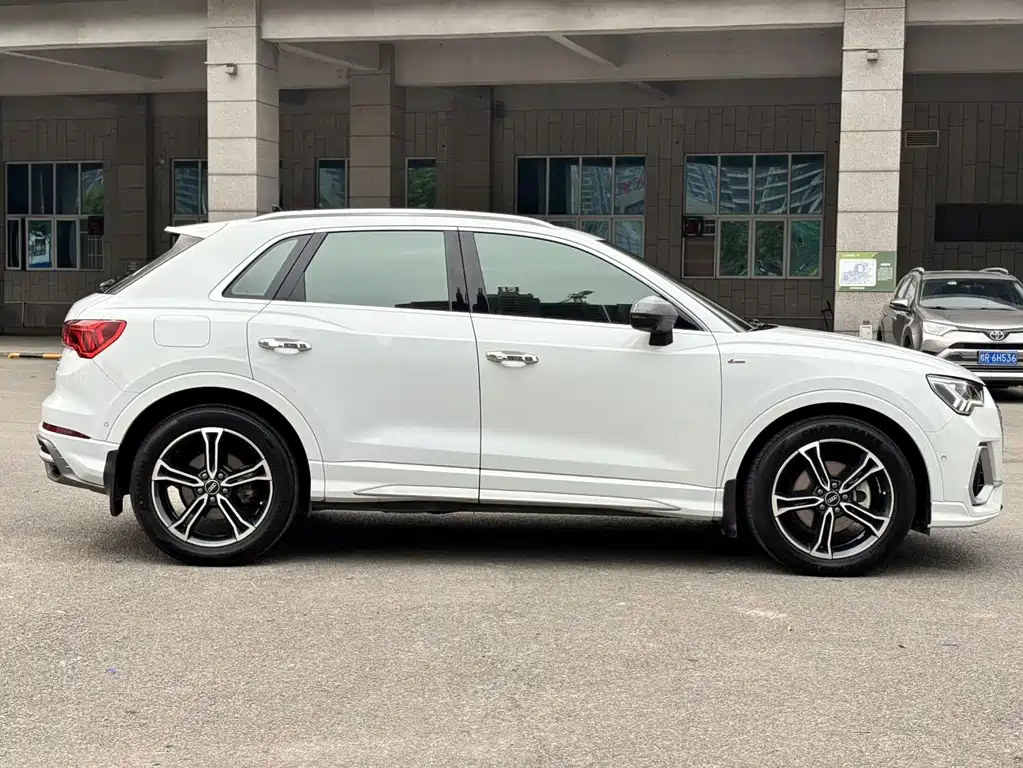 Audi Q3 - фото 8