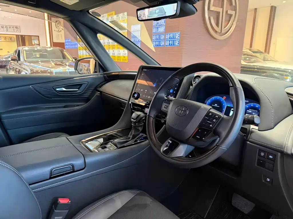 Toyota Alphard — миниатюра 7