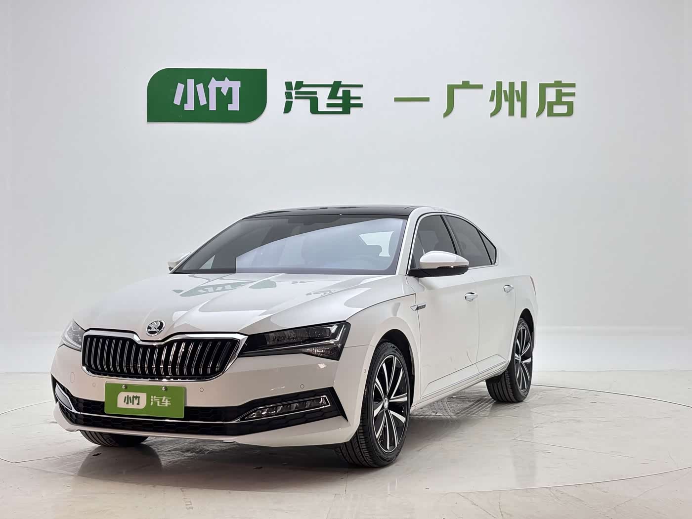 Skoda Superb 1.4 л 2023 г. Белый, пробег 25000 км