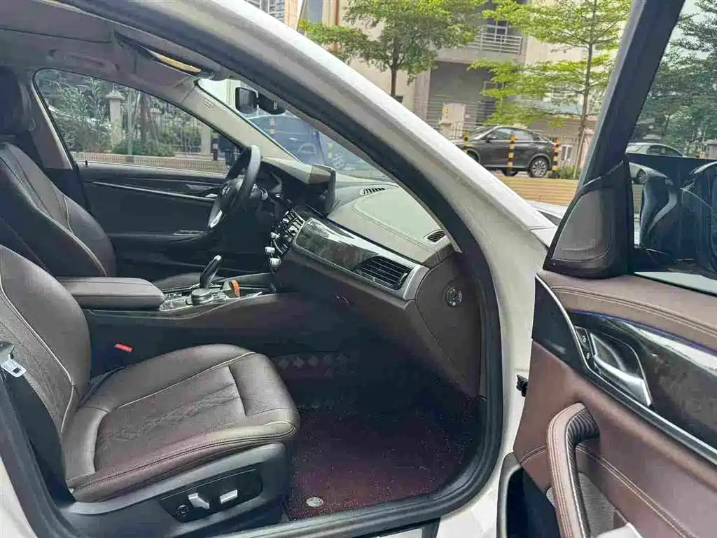 BMW 5 Series — миниатюра 8