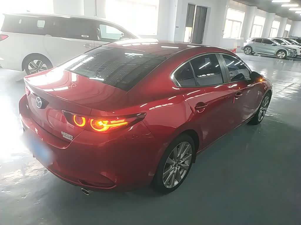Mazda Mazda3 Axela 2.0 л 2021 г. красный/фиолетовый, пробег 32900 км